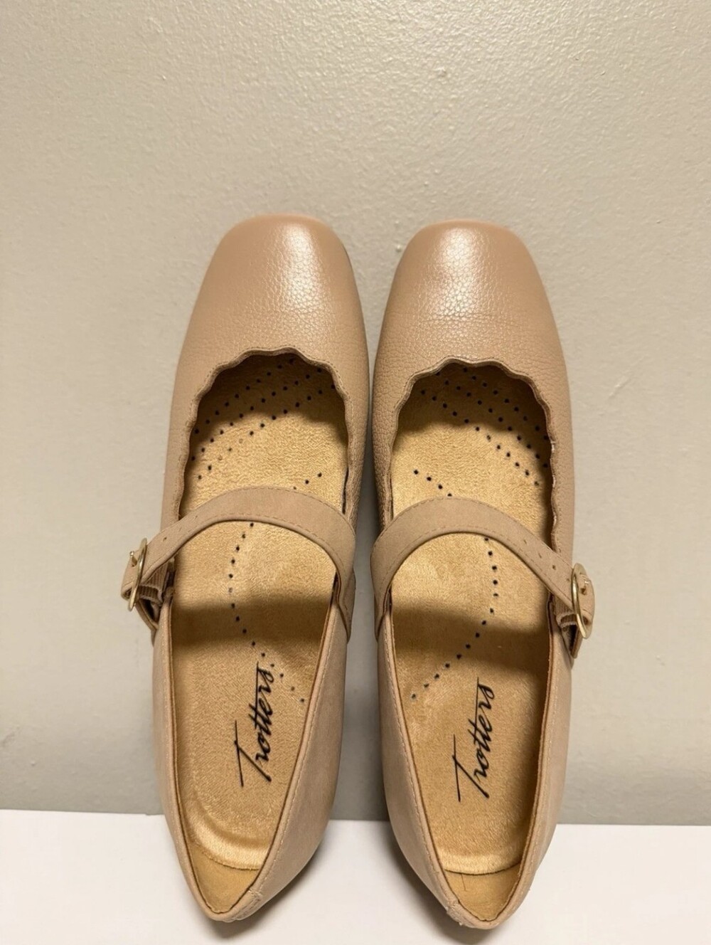 Trotters Sugar Scalloped Mary Jane Flats Nude Leather Size 7W